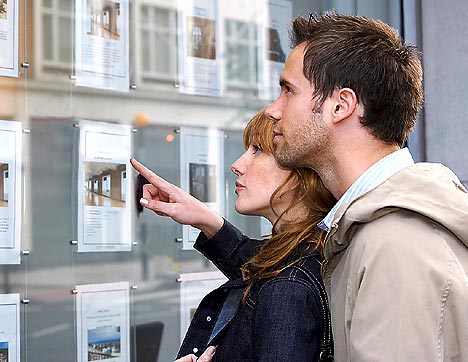 Couple house hunting